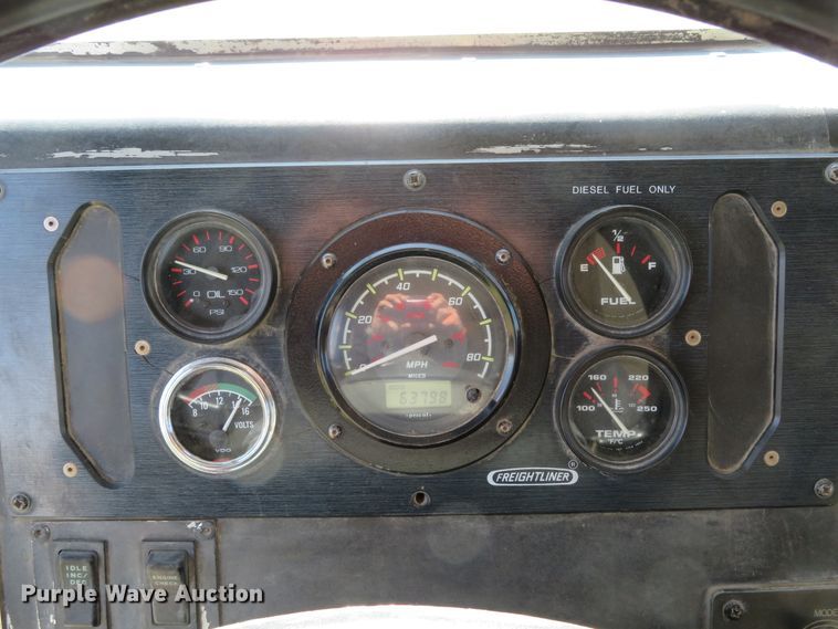 image for item DH1682 2001 Freightliner MT55 delivery truck