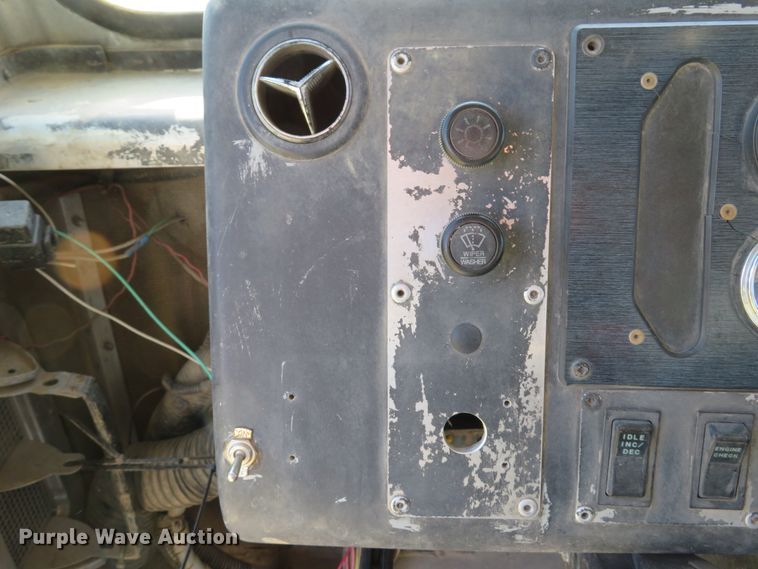 image for item DH1682 2001 Freightliner MT55 delivery truck