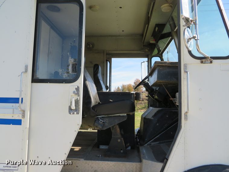 image for item DH1682 2001 Freightliner MT55 delivery truck