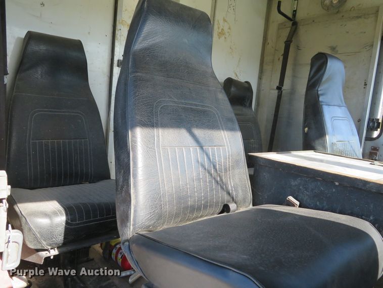 image for item DH1682 2001 Freightliner MT55 delivery truck