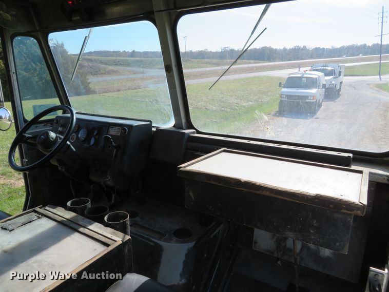 image for item DH1682 2001 Freightliner MT55 delivery truck