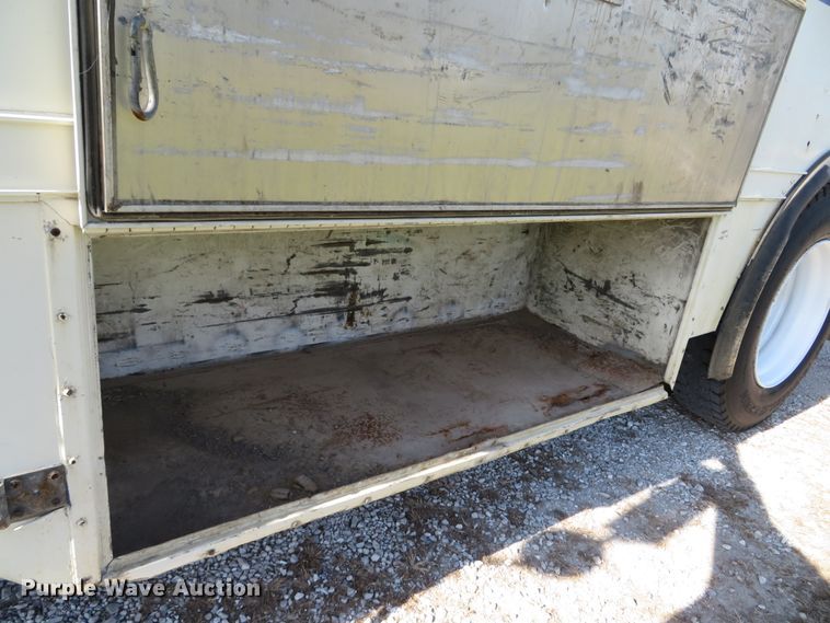 image for item DH1682 2001 Freightliner MT55 delivery truck