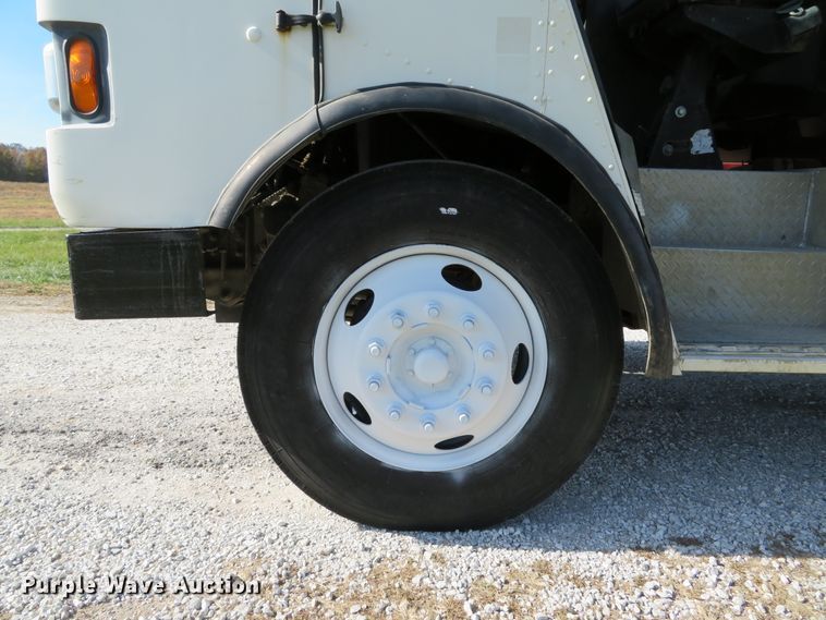 image for item DH1682 2001 Freightliner MT55 delivery truck