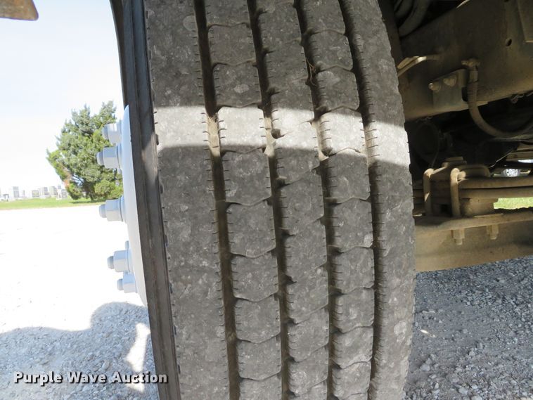 image for item DH1682 2001 Freightliner MT55 delivery truck