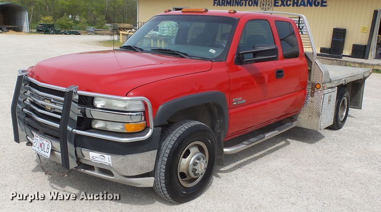 image for item DH7921 2001 Chevrolet Silverado 3500  Ext. Cab flatbed pickup truck