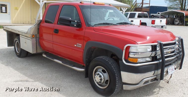 image for item DH7921 2001 Chevrolet Silverado 3500  Ext. Cab flatbed pickup truck