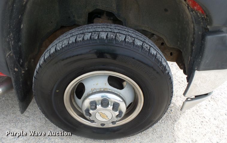 image for item DH7921 2001 Chevrolet Silverado 3500  Ext. Cab flatbed pickup truck