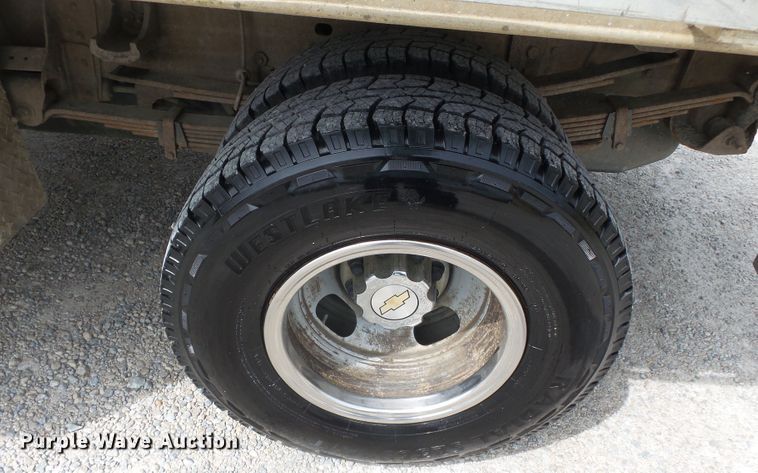 image for item DH7921 2001 Chevrolet Silverado 3500  Ext. Cab flatbed pickup truck