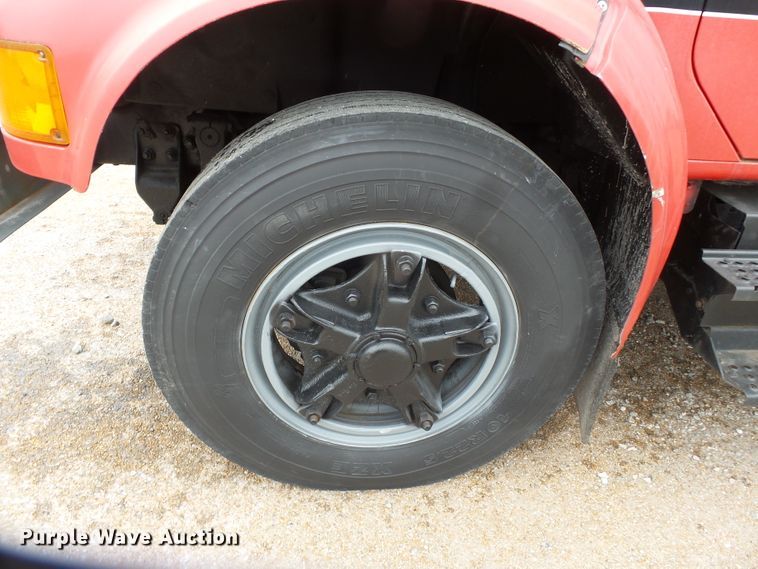 image for item DH7958 1990 International 4700 Crew Cab dump truck