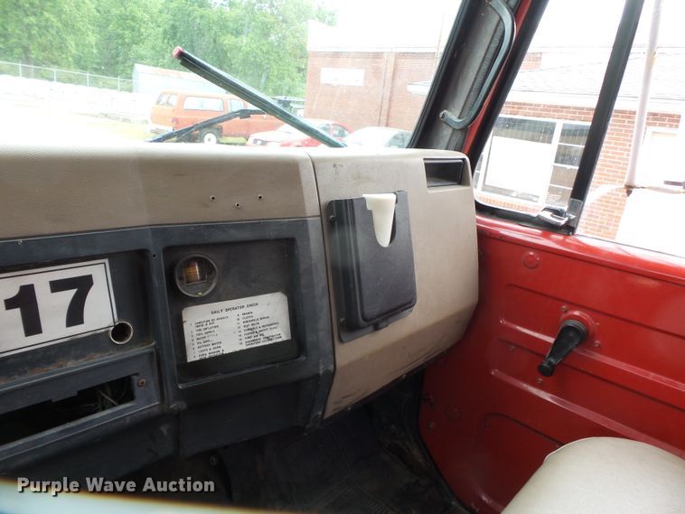 image for item DH7958 1990 International 4700 Crew Cab dump truck