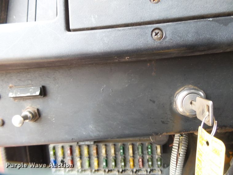 image for item DH7958 1990 International 4700 Crew Cab dump truck