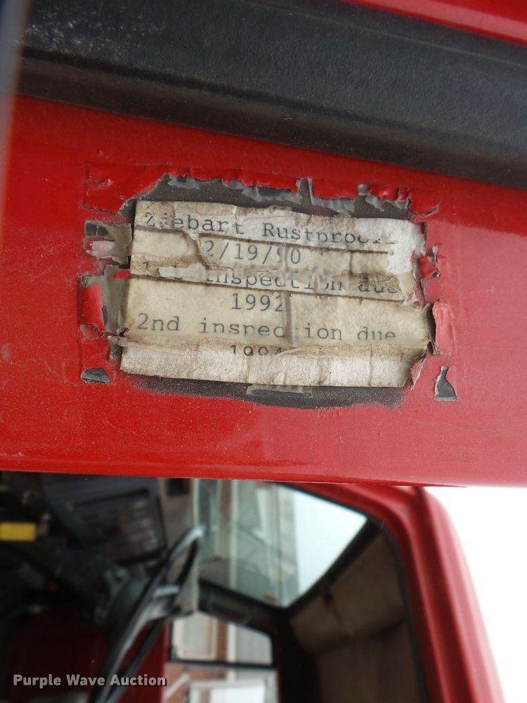 image for item DH7958 1990 International 4700 Crew Cab dump truck