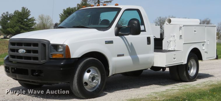 image for item DI2142 2005 Ford F350 Super Duty XL  utility bed pickup truck