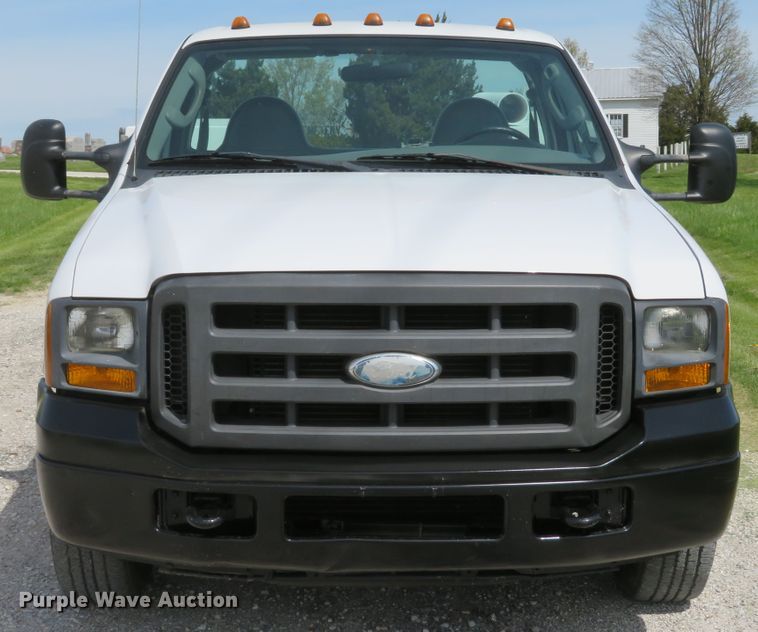 image for item DI2142 2005 Ford F350 Super Duty XL  utility bed pickup truck