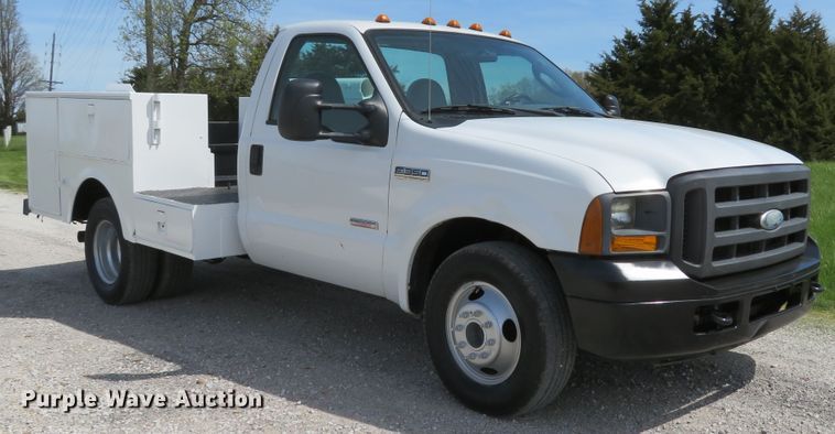 image for item DI2142 2005 Ford F350 Super Duty XL  utility bed pickup truck