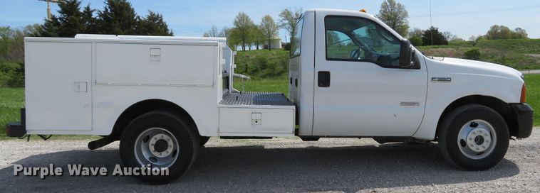 image for item DI2142 2005 Ford F350 Super Duty XL  utility bed pickup truck