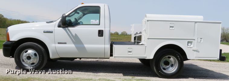 image for item DI2142 2005 Ford F350 Super Duty XL  utility bed pickup truck