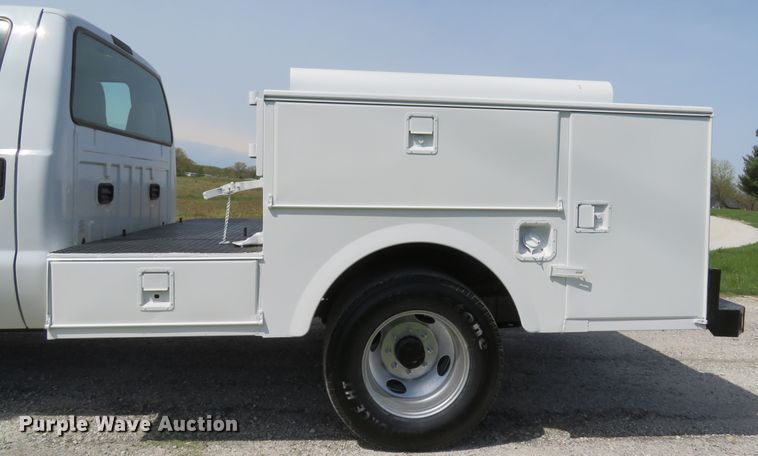 image for item DI2142 2005 Ford F350 Super Duty XL  utility bed pickup truck