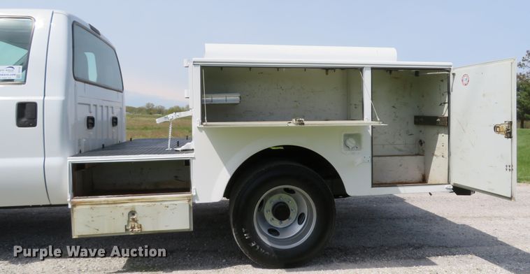 image for item DI2142 2005 Ford F350 Super Duty XL  utility bed pickup truck