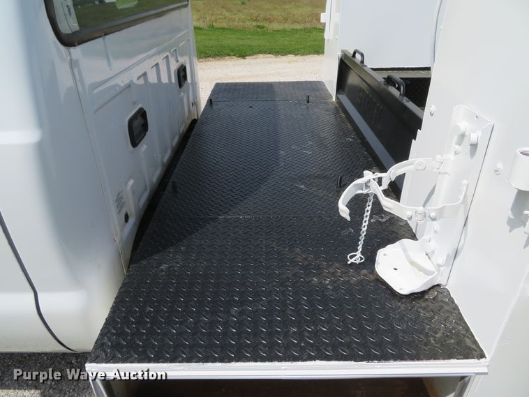 image for item DI2142 2005 Ford F350 Super Duty XL  utility bed pickup truck