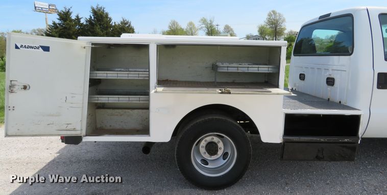 image for item DI2142 2005 Ford F350 Super Duty XL  utility bed pickup truck
