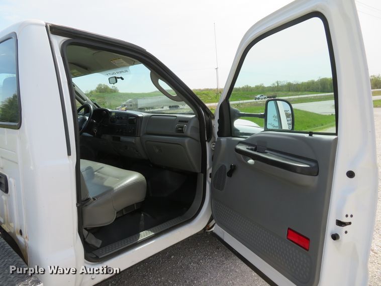 image for item DI2142 2005 Ford F350 Super Duty XL  utility bed pickup truck