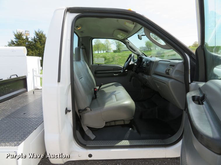 image for item DI2142 2005 Ford F350 Super Duty XL  utility bed pickup truck