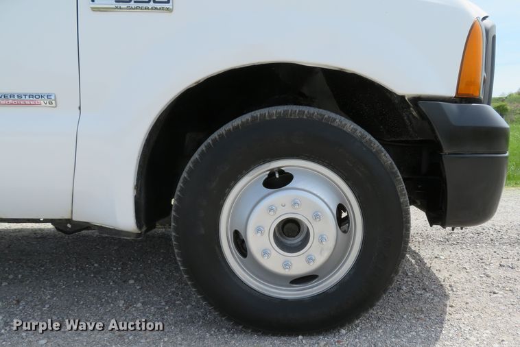 image for item DI2142 2005 Ford F350 Super Duty XL  utility bed pickup truck