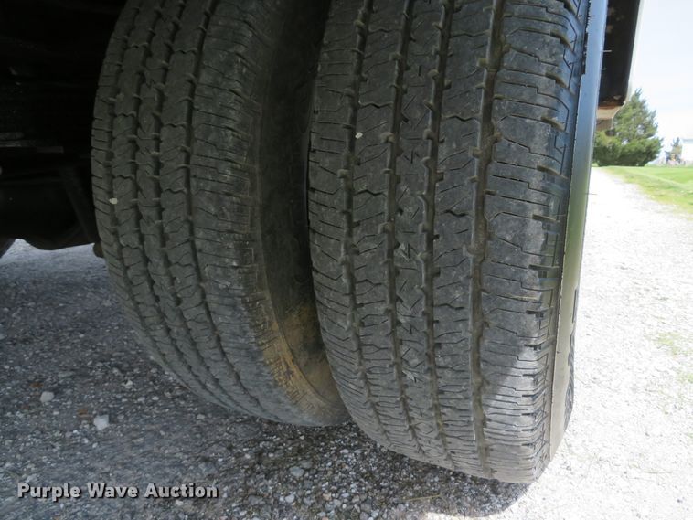 image for item DI2142 2005 Ford F350 Super Duty XL  utility bed pickup truck