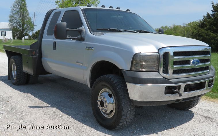 image for item DI2154 2007 Ford F350 Super Duty XLT  SuperCab flatbed pickup truck