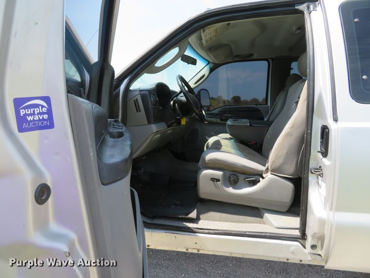 image for item DI2154 2007 Ford F350 Super Duty XLT  SuperCab flatbed pickup truck