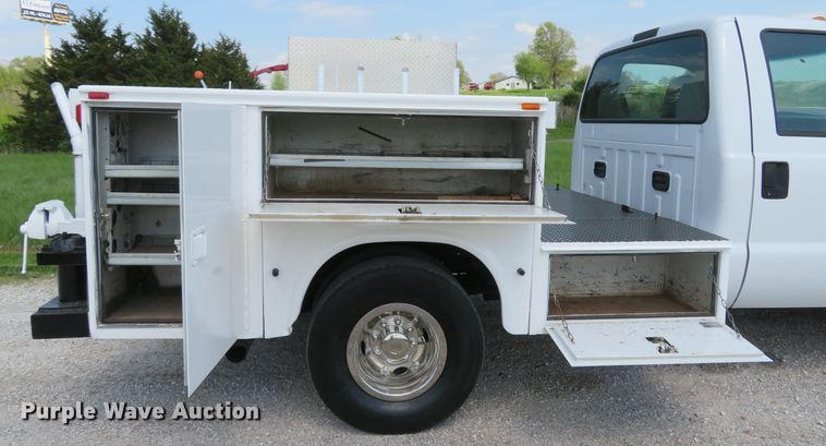 image for item DI2158 2004 Ford F350 Super Duty XL  utility bed pickup truck