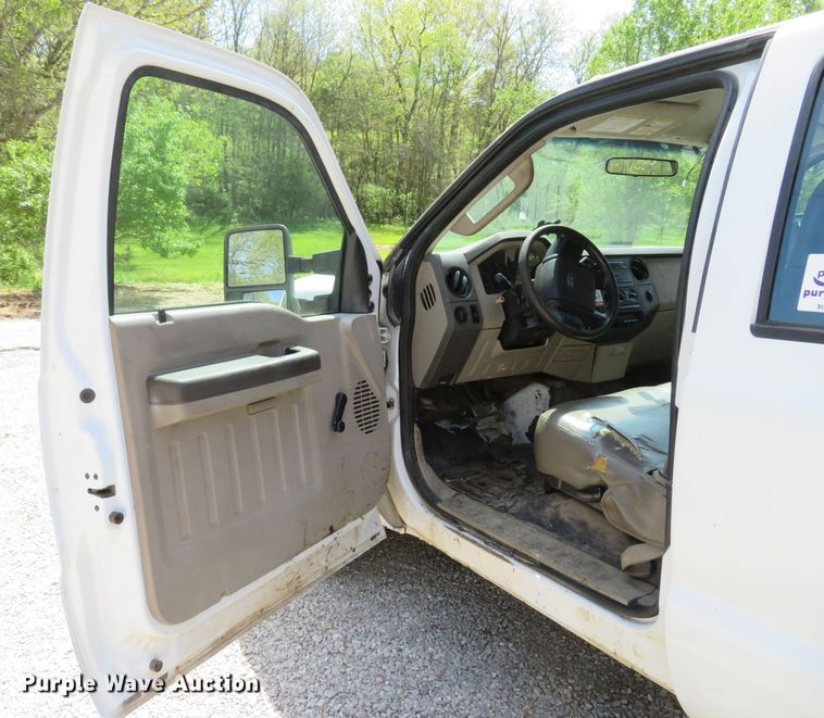 image for item DI2162 2008 Ford F350 Super Duty XL  Crew Cab pickup truck cab and chassis