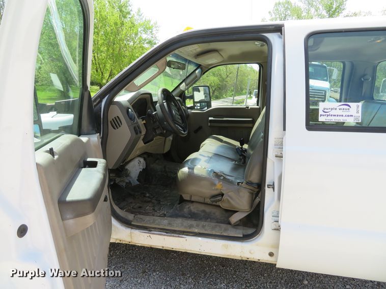 image for item DI2162 2008 Ford F350 Super Duty XL  Crew Cab pickup truck cab and chassis