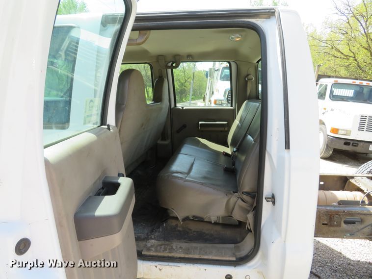 image for item DI2162 2008 Ford F350 Super Duty XL  Crew Cab pickup truck cab and chassis