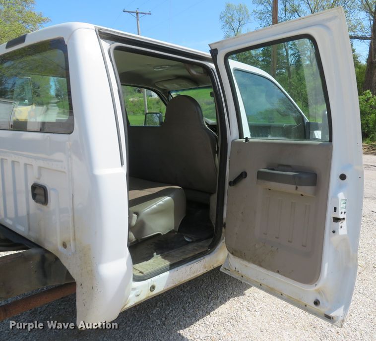 image for item DI2162 2008 Ford F350 Super Duty XL  Crew Cab pickup truck cab and chassis