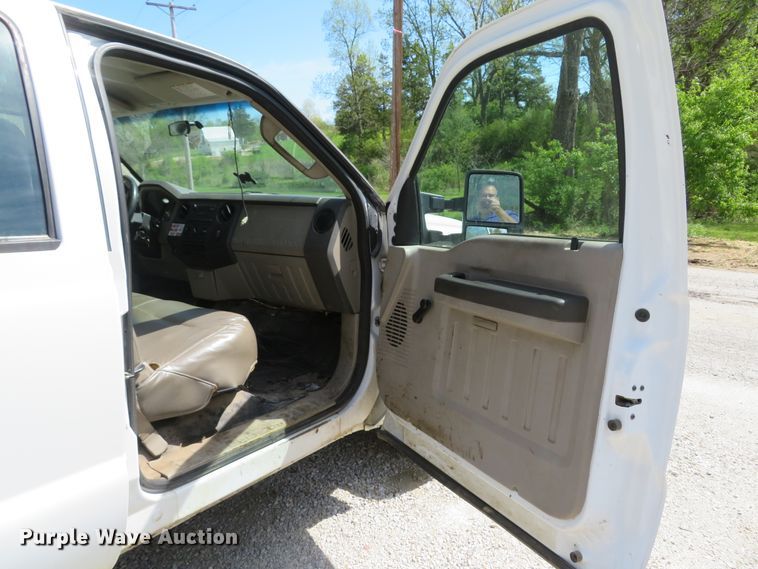 image for item DI2162 2008 Ford F350 Super Duty XL  Crew Cab pickup truck cab and chassis