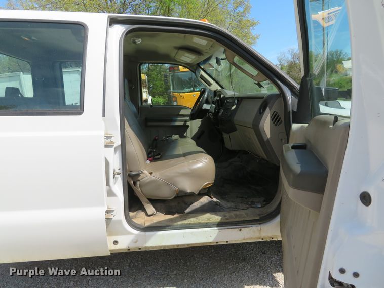 image for item DI2162 2008 Ford F350 Super Duty XL  Crew Cab pickup truck cab and chassis