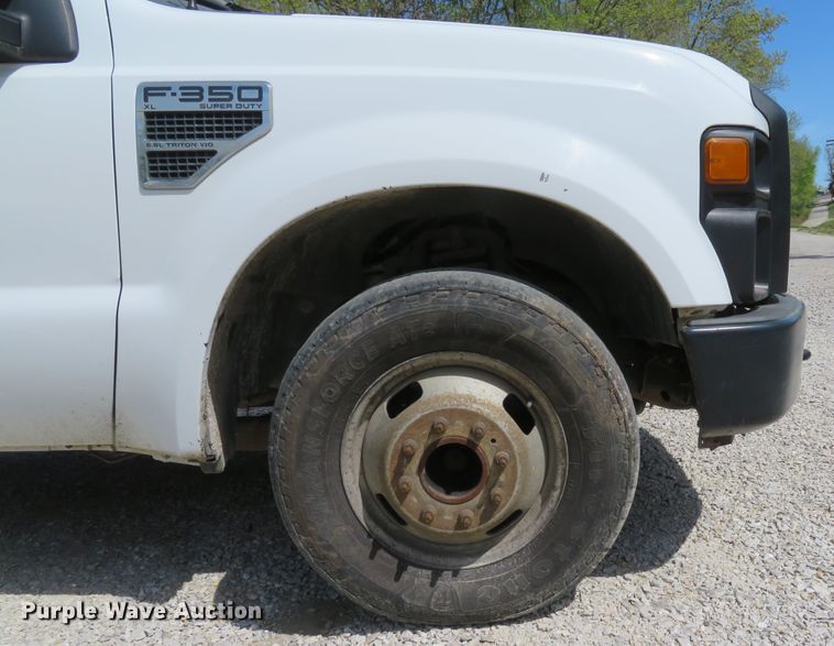 image for item DI2162 2008 Ford F350 Super Duty XL  Crew Cab pickup truck cab and chassis