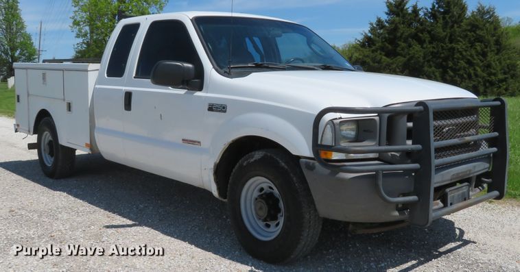 image for item DI2166 2003 Ford F250 Super Duty XL  SuperCab utility bed pickup truck