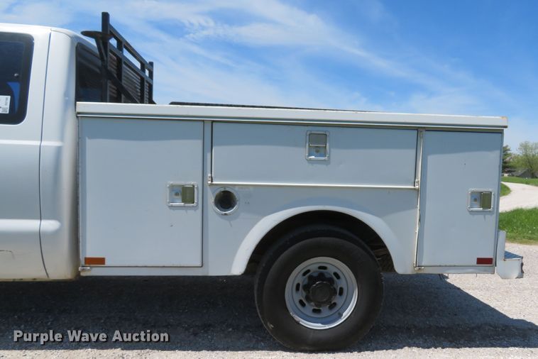 image for item DI2166 2003 Ford F250 Super Duty XL  SuperCab utility bed pickup truck