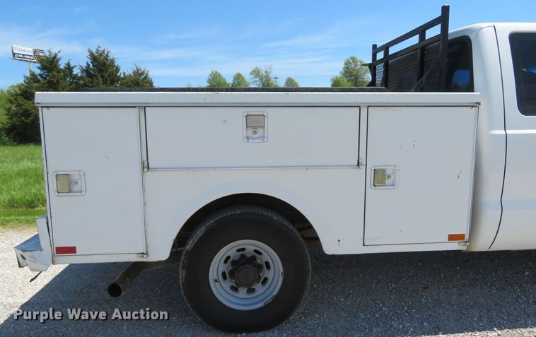 image for item DI2166 2003 Ford F250 Super Duty XL  SuperCab utility bed pickup truck
