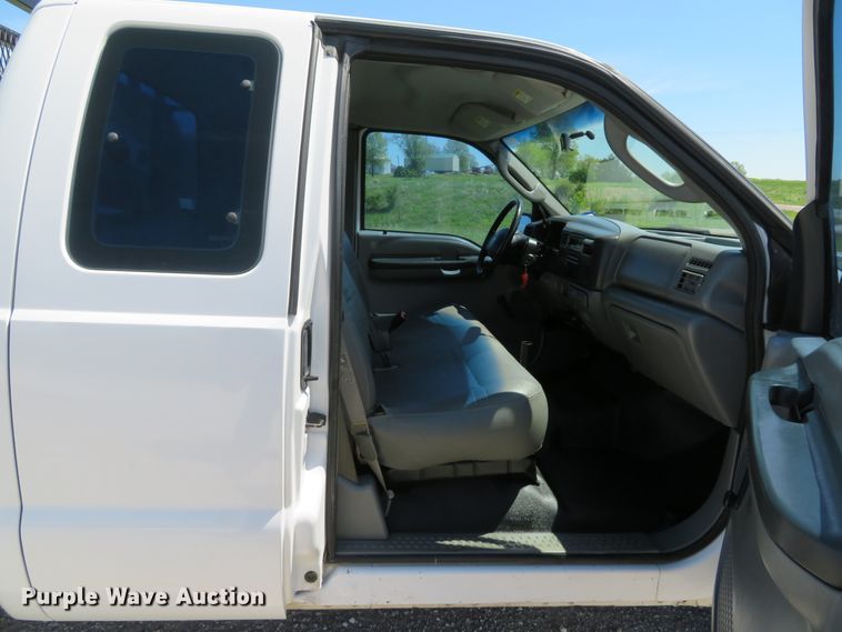 image for item DI2166 2003 Ford F250 Super Duty XL  SuperCab utility bed pickup truck