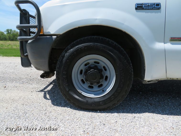 image for item DI2166 2003 Ford F250 Super Duty XL  SuperCab utility bed pickup truck