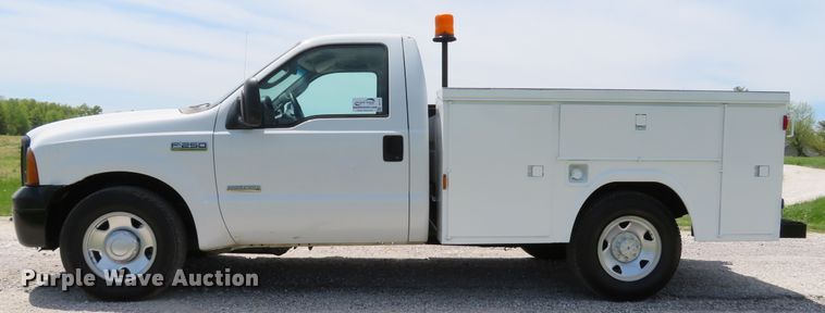 image for item DI2171 2006 Ford F250 Super Duty XL  utility bed pickup truck