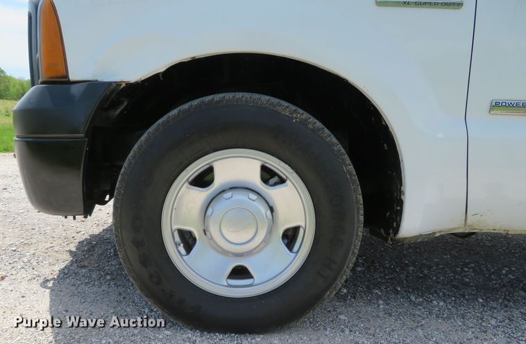 image for item DI2171 2006 Ford F250 Super Duty XL  utility bed pickup truck