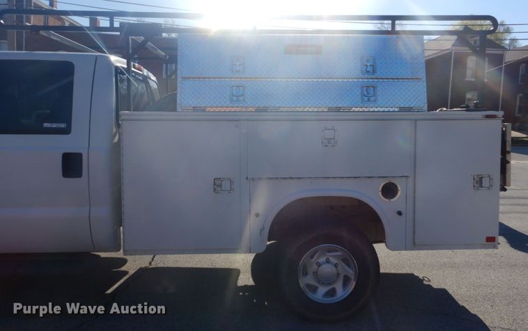 image for item GB9956 2002 Ford F350 Super Duty  Crew Cab utility bed pickup truck