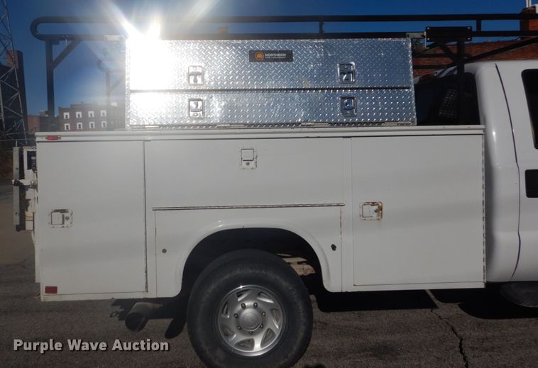 image for item GB9956 2002 Ford F350 Super Duty  Crew Cab utility bed pickup truck