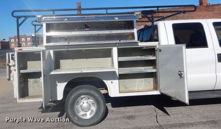 image for item GB9956 2002 Ford F350 Super Duty  Crew Cab utility bed pickup truck