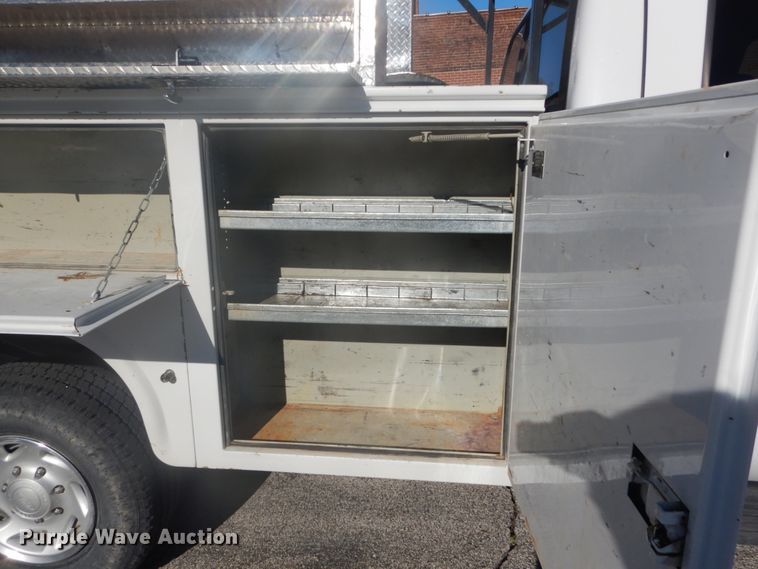 image for item GB9956 2002 Ford F350 Super Duty  Crew Cab utility bed pickup truck